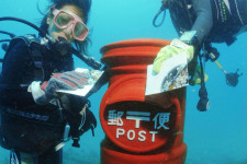 Japánban van egy működő postaláda, amihez 10 méter mélyre kell merülni a tengerben