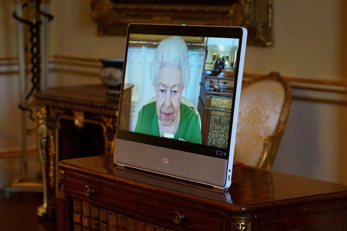 A 95 éves II. Erzsébet újra munkába áll, pedig kilenc napja jelentették be, hogy koronavírusos