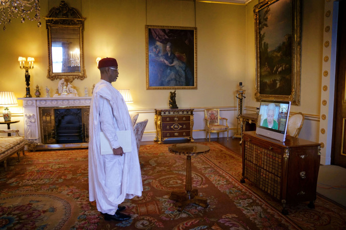 II. Erzsébet és Csád nagykövete 2022 március 1-jén – Fotó: Victoria Jones / Pool / AFP