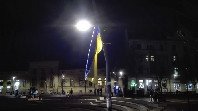 Ukrán zászló a szegedi Dugonics téren – Fotó: Móra Ferenc Sándor/Telex