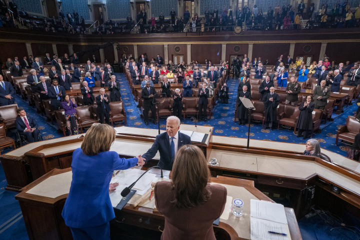 Biden kezet fog Nancy Pelosi házelnökkel – Fotó: SHAWN THEW / POOL / AFP