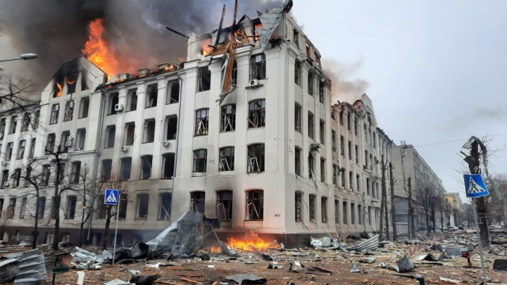 A helyi rendőrkapitányság épülete lángokban – Fotó: UKRAINE EMERGENCY MINISTRY PRESS SERVICE / AFP