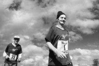 Az ausztrál farmer,
aki 61 évesen, szűzen és gumicsizmában futva nyerte meg az ausztrál ultramaratont