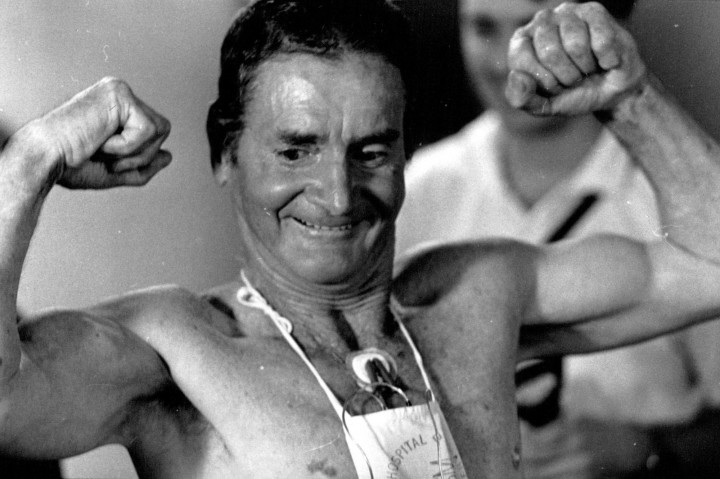 Cliff Young nyilvános orvosi vizsgálaton a lewishami sportorvosi intézetben 1989. május 3-án – Fotó: Antonin Cermak / Fairfax Media / Getty Images