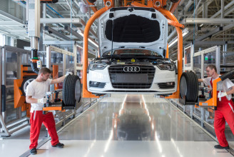 Az ukrán beszállítók miatt alkatrészellátási gondokra készül a győri
Audi