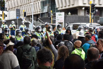 Összecsapások törtek ki a rendőrök és az oltásellenes tüntetők között Új-Zéland fővárosában