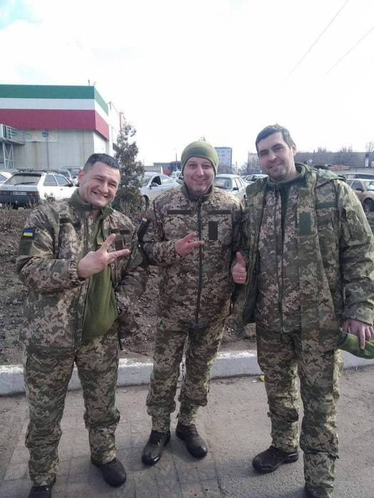 A kép közepén Jurij Vernyidub már katonaruhában – Fotó: Twitter