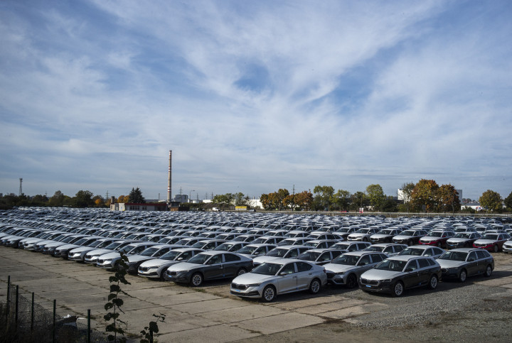 Félvezetőhiány miatt félkész Skodák parkolnak a Mlada Boleslav-i gyár udvarán – Fotó: Michal Cizek / AFP