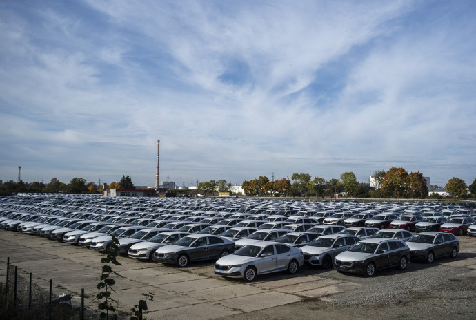 Félvezetőhiány miatt félkész Skodák parkolnak a Mlada Boleslav-i gyár udvarán – Fotó: Michal Cizek / AFP