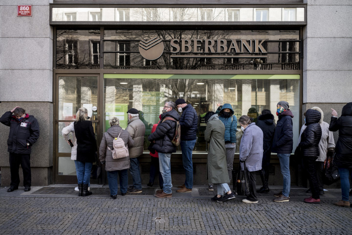 A Sberbank ügyfelei állnak sorban a bank egyik automatájánál Prágában, hogy kivegyék pénzüket – Fotó: Michal Czizek / AFP