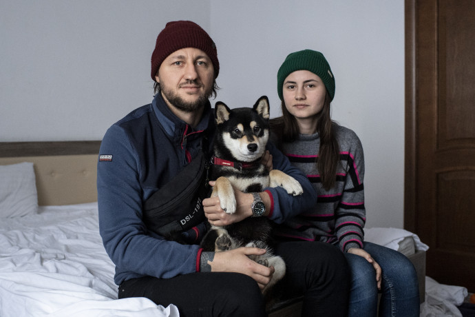 Oleg és Natali a kutyájukkal Lvivben – Fotó: Bődey János / Telex