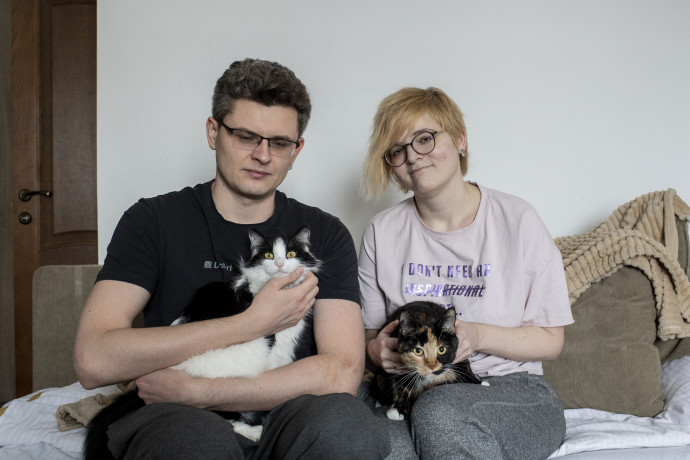 Artem és Stefany a macskáikkal a lvivi szállásukon – Fotó: Bődey Janó / Telex