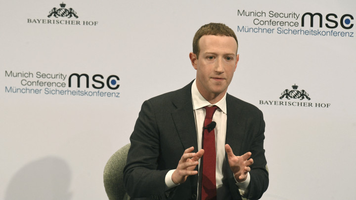 Mark Zuckerberg egy 2019-es netbiztonsági konferencián. Fotó: Christof Stache / AFP