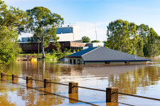 Már tizenhárom halálos áldozata van az ausztrál áradásoknak, félmillió embert telepíthetnek ki