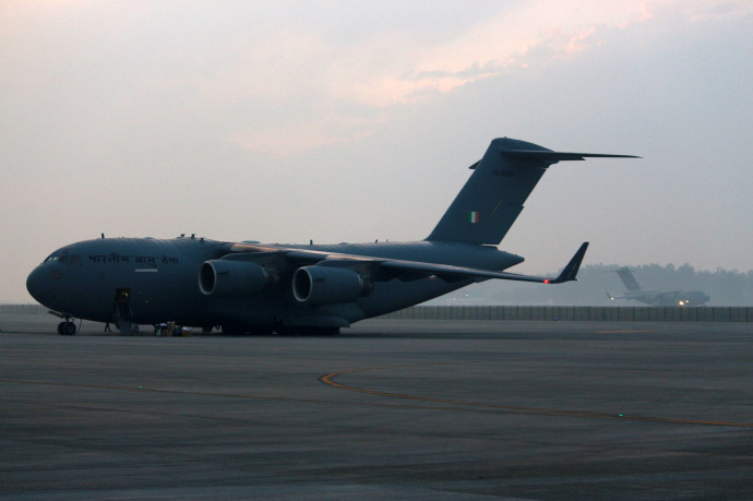 Az indiai légierő C-17 Globemaster gépei landolnak New Delhi egyik repülőterén javarészt Ukrajnában tanuló diákokkal a fedélzeten – Fotó: MAYANK MAKHIJA / AFP