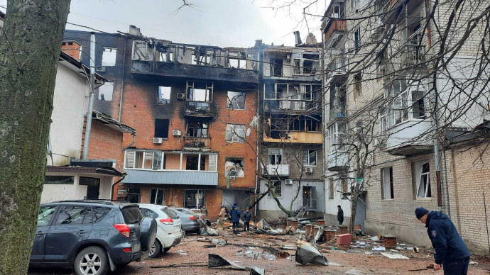 Lakóházakat ért támadások Harkivban március 3-án – Fotó: STATE EMERGENCY SERVICE OF UKRAI / Anadolu Agency / AFP