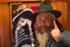 Tórával a kezében átkozta az oroszokat a rabbi