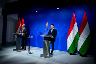 Gulyás nem tud arról, hogy a háború kitörése óta Orbán Viktor beszélt volna Putyinnal, szerinte a kormány nem folytat Nyugatra és Keletre kilengő hintapolitikát