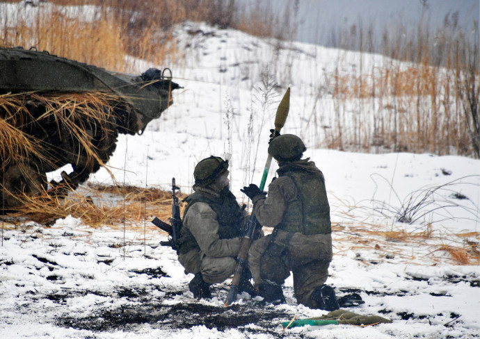 Katonák egy RPG 7 páncéltörő gránátvetővel az orosz haditengerészet csendes-óceáni flotta zászlóaljának éles lőszerrel végrehajtott gyakorlatán a Klerk gyakorlótéren 2018. Április 6-án – Fotó: Yuri Smityuk / Getty
