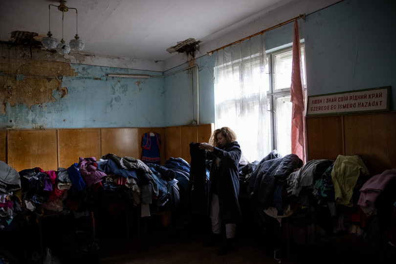 Olga Harkivból menekült el 5 és 15 éves lányaival. A civilek ruhaadományai között keres meleg ruhát a gyerekeknek, mert csak alig néhány holmit tudtak magukkal hozni