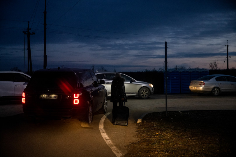Az Asztély–Beregsurány határátkelőnél szerda éjszaka hosszú kocsisor állt, és gyalogosan is sokan igyekeztek átjutni