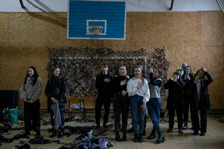Orosz invázió: Beregszászon diákok fonják az álcahálót az ukrán X-Faktor sztárjával