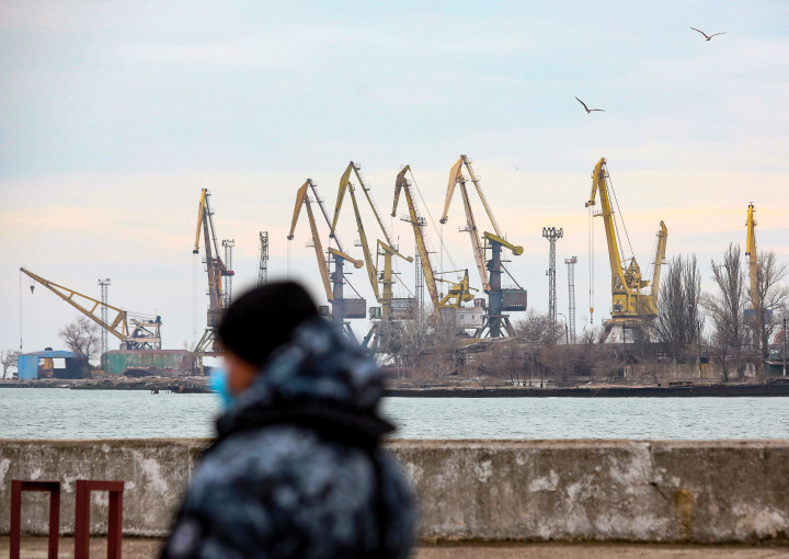 Katona az ukrajnai Mariupol fekete-tengeri kikötője előtti határátkelőhelyen 2022. február 11-én – Fotó: Aleksey Filippov / AFP