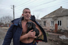 Orosz ostrom alatt a 400 ezres Mariupol, a polgármester humanitárius katasztrófát, népirtást emleget