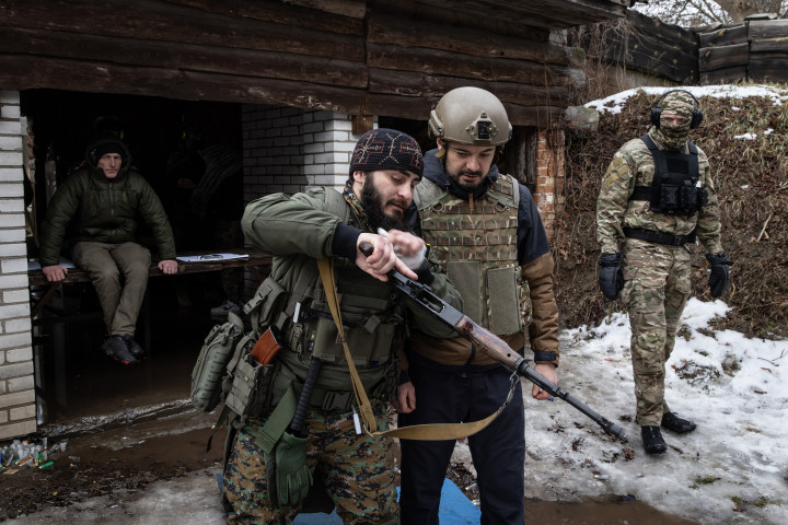 Az ukrajnai grúz légió egyik tagja tanít civileket lőni egy lőtéren Kijevben 2022. február 10-én – Fotó: Chris McGrath / Getty Images