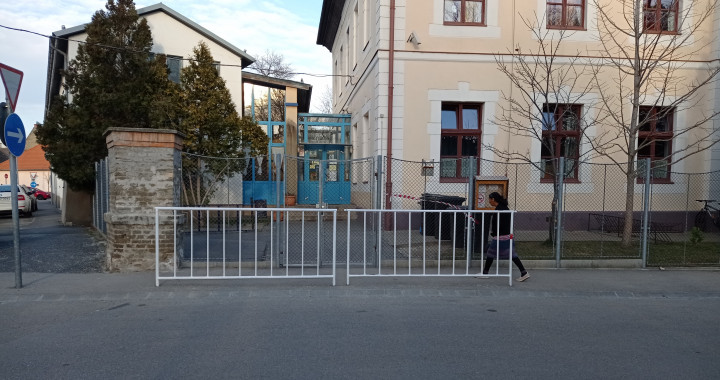 A kék folyosó választja el a tornatermet az iskolától – Fotó: Sudár Ágnes / Telex