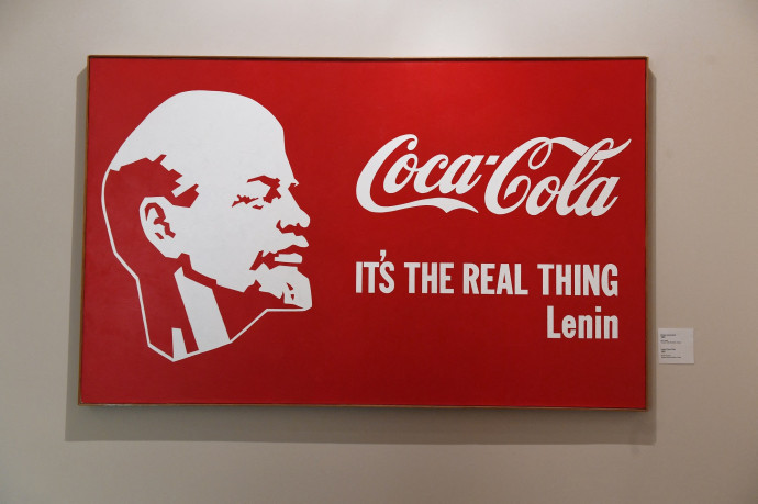 Részlet Alekszandr Koszolapov „Lenin és a Coca-Cola” című kiállításából – Fotó: Ekaterina Chesnokova / Sputnik / AFP