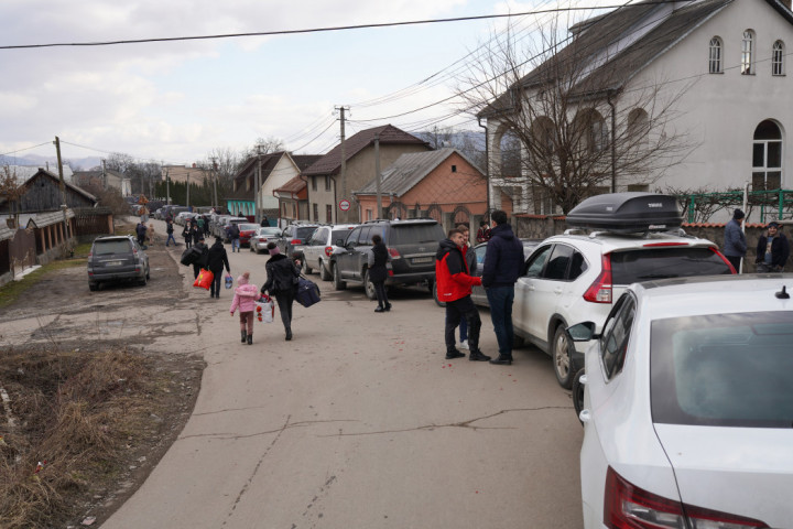 Romániába való belépésre várók Kocsisora az ukráb-román határnál az ukrajnai Aknaszlatina városában – Fotó: Andreea Campeanu / Getty Images