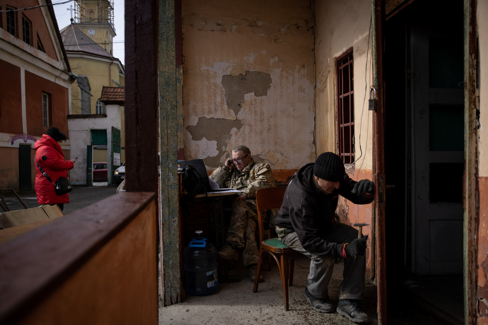 Local volunteer soldiers and civilians are preparing the old school building for housing refugees.