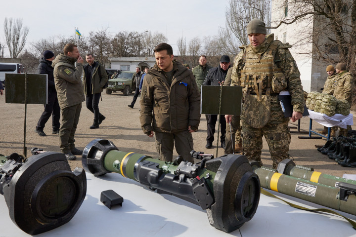 Zelenszkij tekinti meg az amerikaiaktól kapott Javelin rakétavetőket 2022. február 17-én – Fotó: EyePress / AFP