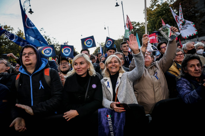 A nőknek tett ellenzéki ajánlatról vitáztak