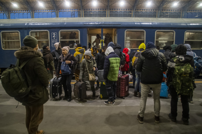 Az orosz–ukrán háború elől menekülő emberek Budapesten, a Nyugati pályaudvaron 2022. március 3-án – Fotó: Balogh Zoltán / MTI