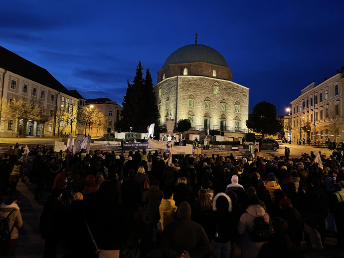 Csütörtökön Pécsen nagyjából ezren fejezték ki szolidaritásukat a tanárok felé – Fotó: Aradi Hanga Zsófia / Telex