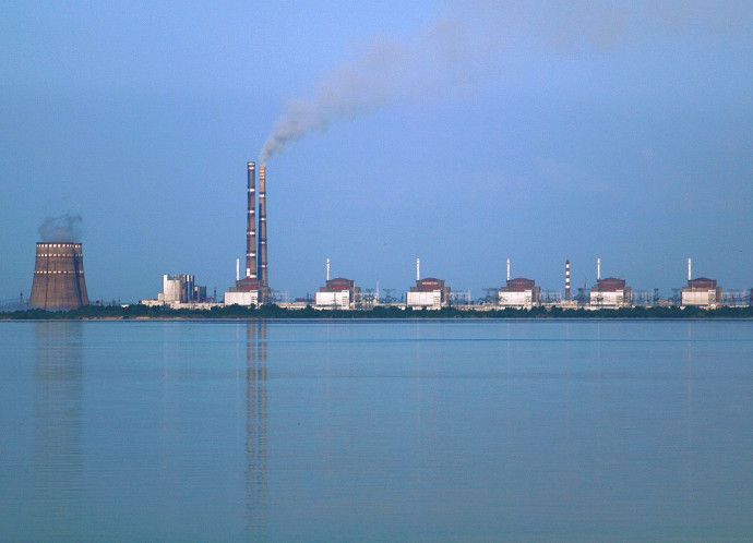 A zaporizzsjai atomerőmű hat reaktorblokkja, előtérben a Kahivkai víztározóval, még 2009-ben – Forrás: Wikimedia Commons 