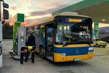Busz a benzinkúton: Pécsen így spórolnak literenként 33 forintot