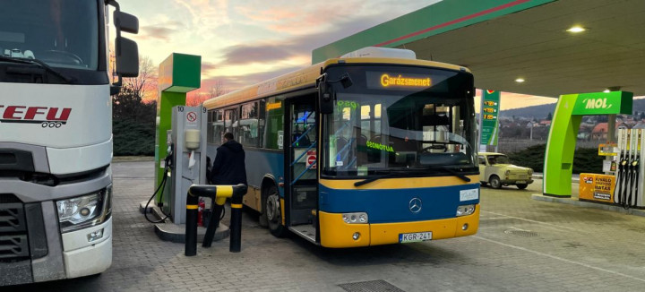 Helyi járatú busz tankol a benzinkúton Forrás: Szabad Pécs olvasói fotó