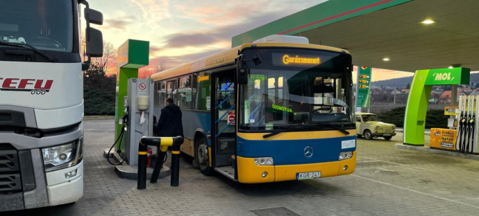 Helyi járatú busz tankol a benzinkúton Forrás: Szabad Pécs olvasói fotó