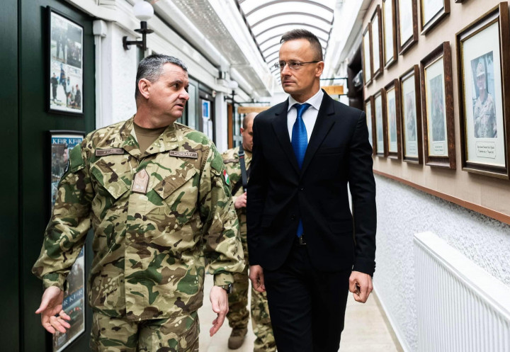 Szijjártó Péter látogatása a NATO magyar parancsnokság alatt működő koszovói missziójánál 2022. február 28-án – Fotó: Szijjártó Péter / Facebook
