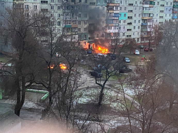 Égő autók egy március 3-i támadás után Mariupol egyik lakótelepén – Fotó: UGC / Reuters