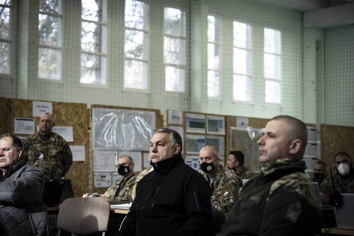 Orbán Viktor határszemle előtt a debreceni laktanyában 2022. február 26-án – Fotó: Fischer Zoltán / Miniszterelnöki Sajtóiroda / MTI