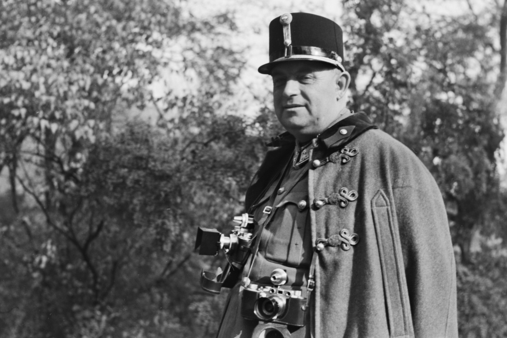 Konok Tamás alezredes, a 2. Magyar Hadsereg haditudósító századának parancsnoka nyakában Leica fényképezőgépeivel. #43206 – Fotó: Fortepan / Id. Konok Tamás
