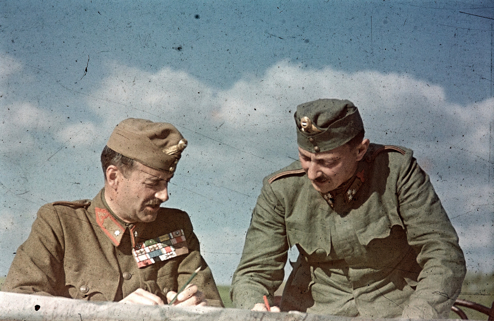 Rakovszky György vezérőrnagy, a III. hadtest ideiglenes parancsnoka (balra) és vitéz Solymossy Ulászló vezérkari ezredes, a III. hadtest vezérkari főnöke valamikor 1942. június 15. és július 15. között. #42514 – Fotó: Fortepan / Id. Konok Tamás