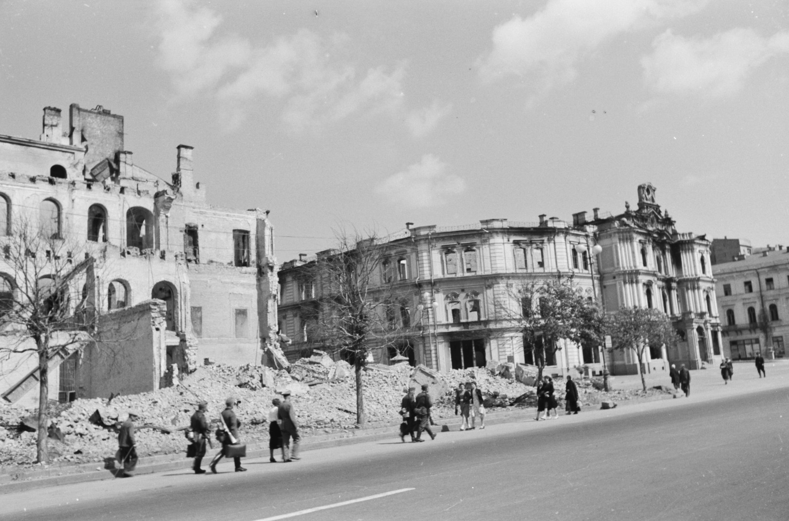 A kijevi Hrescsatik sugárút felrobbantott épületei a Függetlenség terénél (Majdan Nezalezsnosztyi) 1942-ben, balra a Grand Hotel, szemben a Városháza romjai. #43079 – Fotó: Fortepan / Id. Konok Tamás