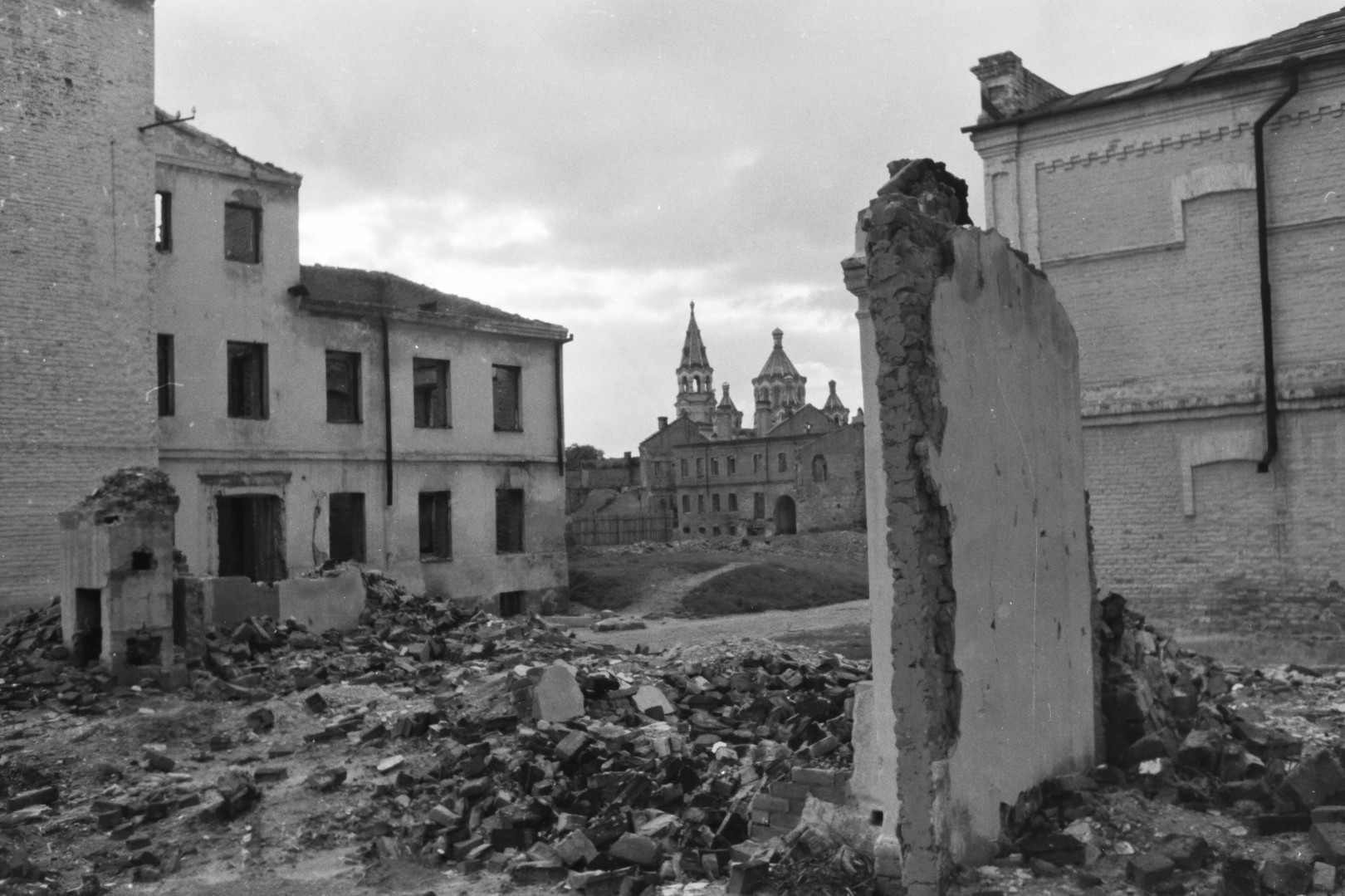 A romos Zsitomir városa Ukrajnában 1942-ben, távolban a Preobrazsenszkij-székesegyház. #43482 – Fotó: Fortepan / Id. Konok Tamás