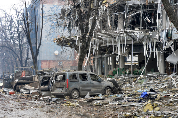 Ágyúzásban megsérült épület Harkivban március 3-án – Fotó: Sergey Bobok / AFP