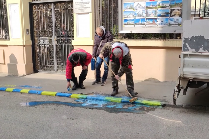 Az ukrán himnusz hangjaira sikálták le az ukrán nemzeti színeket a debreceni orosz konzulátus előtti padkáról